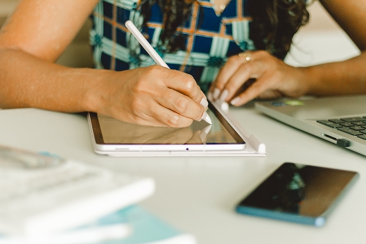 Psicóloga atendendo online pelo Google Meet